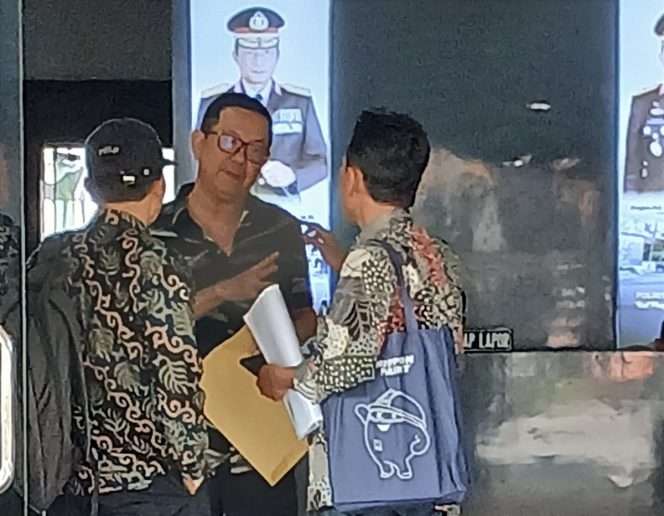 
 Insan Kamil, korban dugaan penggelapan, didampingi Supanda saat menemui Gunadi Yuwono di Satreskrim Polresta Malang Kota. (ist)