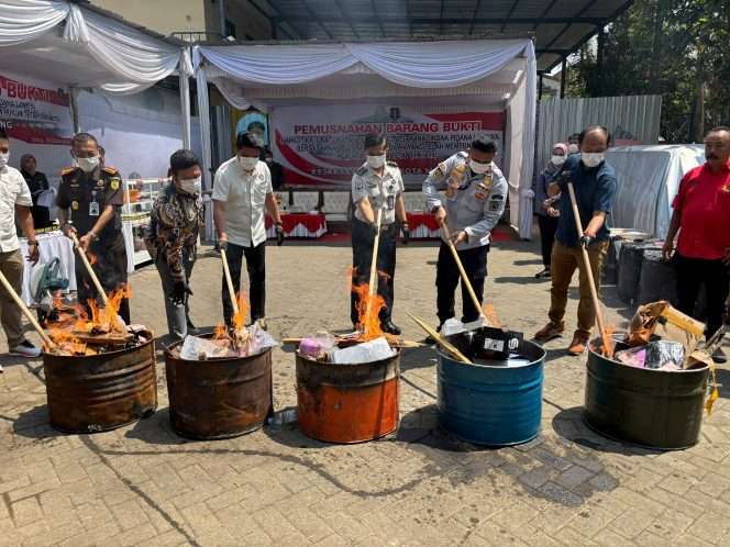 
 Kajari Kota Malang Adung Sutranggono bersama para tamu undangan saat memusnahkan barang bukti narkotika dan barang lainnya dari perkara yang telah berkekuatan hukum tetap (inkracht). (ist)