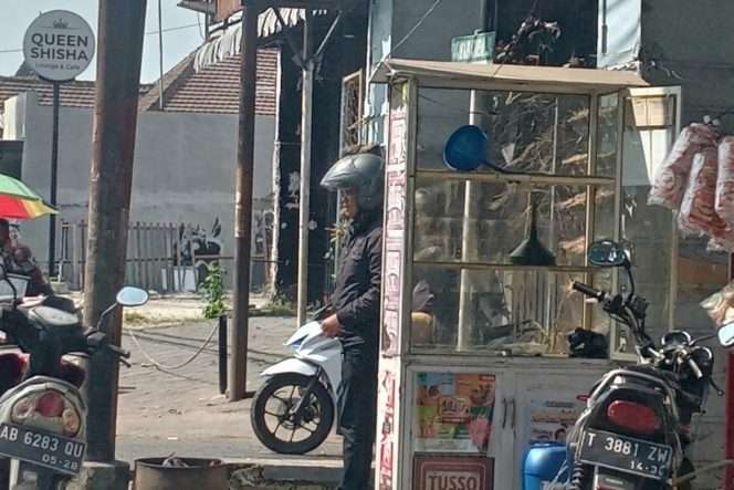 
 Salah satu kios bensin eceran yang tampak kosong, warung Madura di Jalan Panji Kepanjen Kabupaten Malang, Selasa (13/10/2026). (ist)