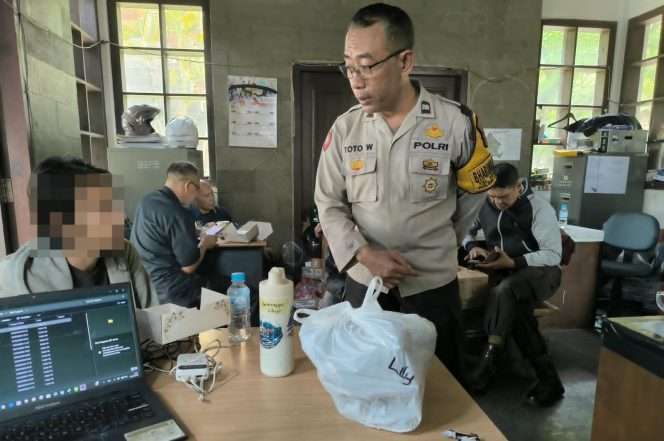 
 Kapolsek Lowokwaru, Kompol Nanang, saat menginterogasi terduga pelaku pencurian laptop milik mahasiswa Universitas Brawijaya (UB). (ist)