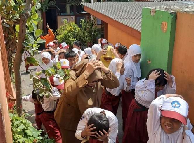
 Guru dan murid antusias mengikuti sosialisasi mitigasi dan simulasi gempa di SDN 1 Karangploso, yang diharapkan dapat memupuk budaya sadar bencana sejak dini, memahami prosedur evakuasi, titik kumpul aman, serta siap siaga dalam menghadapi potensi bencana. (IG BPBD)