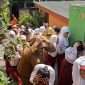 Guru dan murid antusias mengikuti sosialisasi mitigasi dan simulasi gempa di SDN 1 Karangploso, yang diharapkan dapat memupuk budaya sadar bencana sejak dini, memahami prosedur evakuasi, titik kumpul aman, serta siap siaga dalam menghadapi potensi bencana. (IG BPBD)