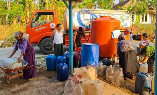 
 Masyarakat antusias antre mengambil air bersih, yang disalurkan BPBD Kabupaten Malang bersama tim gabungan, dengan total 4.588.300 liter air bersih, melalui 918 rit pengiriman ke 14 desa di 6 kecamatan, menjangkau 5.799 KK atau 18.414 jiwa. (IG BPBD)