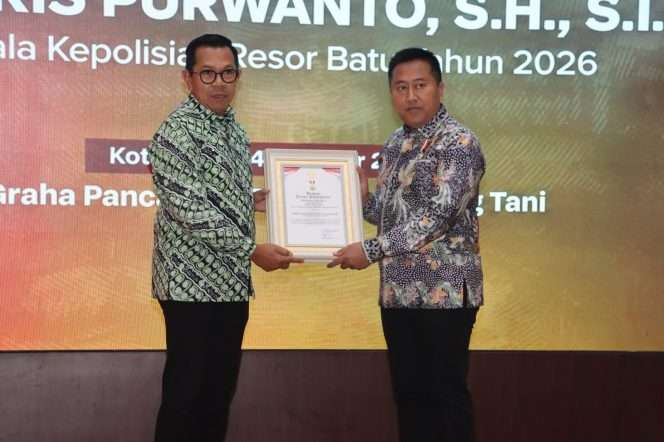 
 Kapolres Batu, AKBP Dr. Aris Purwanto saat tengah mnerima penghargaan dari Pemkot Batu. (Yan)