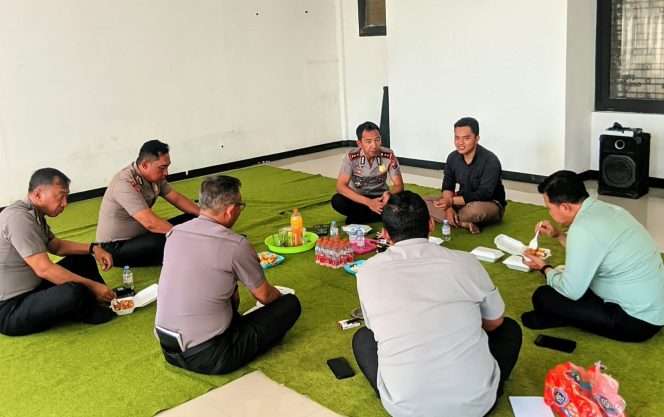 
 Kapolres Malang AKBP Rulian Syauri, S.H., S.I.K., M.Si (kiri), bersama Ketua DPC GMNI Kabupaten Malang Muhammad Ulil Albab, S.H (kanan) didampingi jajaran mengunjungi sekretariat DPC GMNI Kabupaten Malang, membahas tindak lanjut desakan tes urine seluruh anggota DPRD Kabupaten Malang serta persoalan kelangkaan dan transparansi distribusi BBM. (GMNI for bacamalang)