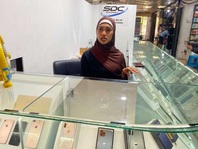 
 Anisa Putri saat berada di lapak penjualan ponsel di Gajah Mada Plaza yang dibobol maling. (ist)