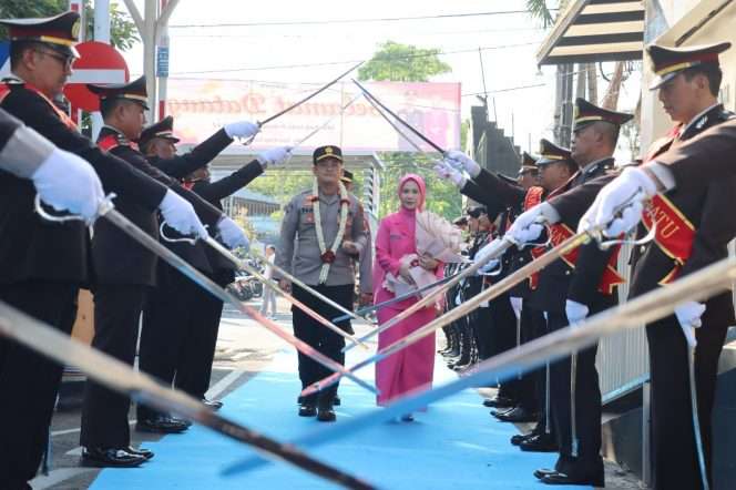 
 Resmi jabat Kapolres Batu, AKBP Panji Gedhe Prabawa, S.H., S.I.K., M.AP disambut pedang pora di halaman Mapolres Batu. (Yan)