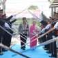 Resmi jabat Kapolres Batu, AKBP Panji Gedhe Prabawa, S.H., S.I.K., M.AP disambut pedang pora di halaman Mapolres Batu. (Yan)