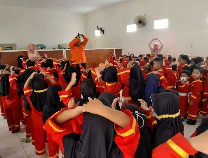 
 Siswa dan guru antusias mengikuti kegiatan edukasi mitigasi bencana yang diadakan BPBD Kabupaten Malang. (IG BPBD)