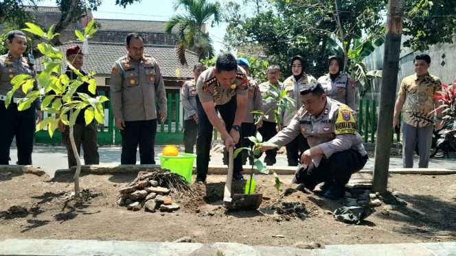 
 Kapolresta Malang Kota, Kombes Pol Danang, saat menanam pohon mangga di wilayah Kecamatan Sukun, Kota Malang. (ist)