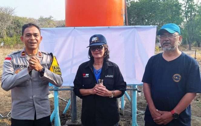 
 Kapolsek Sambi Rampas IPDA Hironimus Emilyanus, S.I.P., menyampaikan apresiasi dan terima kasih atas kepedulian relawan memberikan bantuan water station untuk kebutuhan air bersih gratis. (IG polsek_sambi_rampas2026)