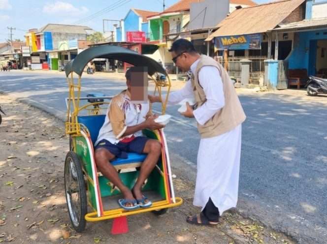 
 Seorang abang penarik becak antusias dan bersuka cita menerima seporsi makanan dalam Jumat Berkah yang digelar Komunitas Relawan Darul Islah Foundation (DIF) bersama Masjid Umar Bin Khattab, yang diharapkan dapat memotivasi pihak lain mengadakan kegiatan serupa membantu sesama. (Dok DIF)