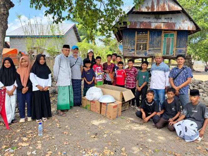 
 Momen spesial Jumat Berkah, bersama Pimpinan Ponpes Ar-Rahimiyah, Ustadz Ahmad ZM, mengapresiasi dan mendoakan relawan Malang, dalam penyaluran bantuan peralatan dapur dan peralatan memasak untuk santri, yang diharapkan memotivasi pihak lain lakukan sinergi membantu sesama. (Yoeni for bacamalang)