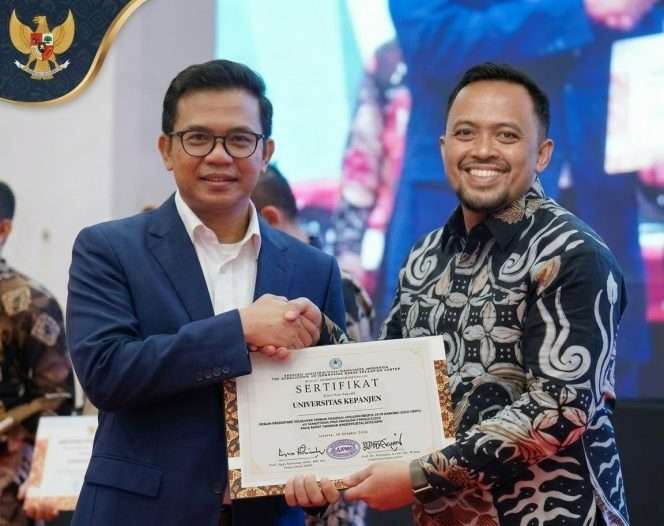 
 Simbolis penyerahan penghargaan kepada Rektor Universitas Kepanjen Dr. Tri Nurhudi Sasono, S.Kep., Ns., M.Kep, atas keberhasilan Program Studi S1 Ners meraih Presentase Kelulusan Terbaik Nasional kategori Ranking Gold pada Uji Kompetensi Ners Indonesia Periode 2 Tahun 2026. (Tri for bacamalang)
