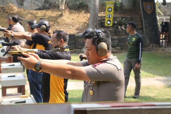 
 Kapolresta Malang Kota (Makota) Kombes Pol Danang bersama anggota Polresta Malang Kota saat melaksanakan latihan menembak sasaran. (ist)