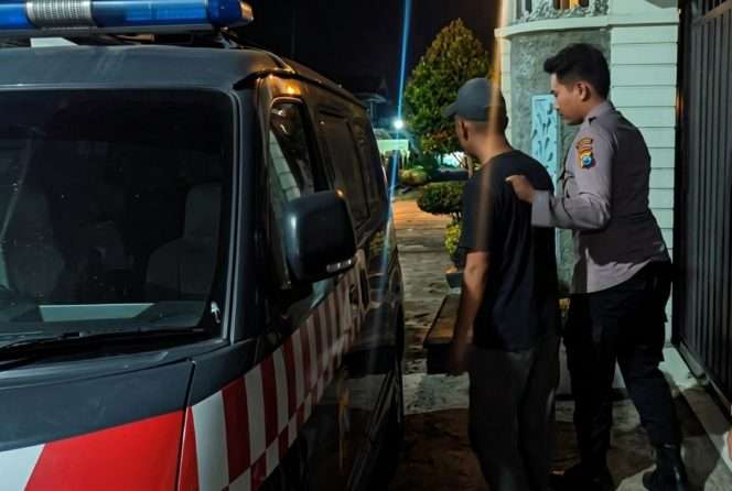 
 Polisi mengamankan terduga pelaku untuk dilakukan mediasi di Polsek Dampit. (IG Polsekdampitcityofficial)