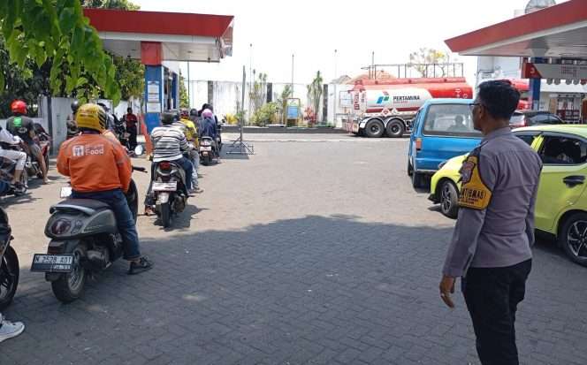 
 Sejumlah kendaraan mengantre di salah satu SPBU di Kota Malang untuk mengisi bahan bakar. (ist)