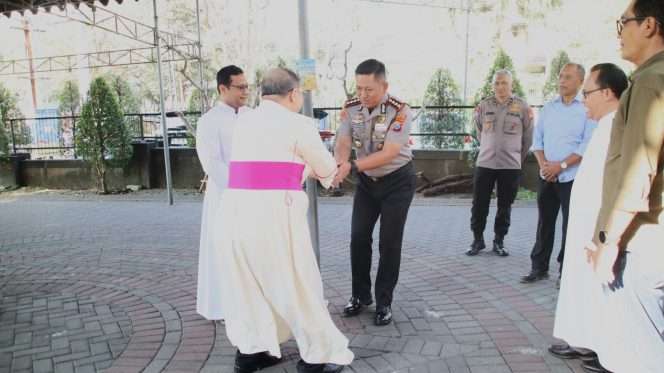 
 Kapolresta Malang Kota Kombes Pol Danang Setiyo disambut Uskup M.G.R. Henricus Pidyarto Gunawan, O. Carm., dan Romo Petrus Prihatin Projo saat menghadiri misa Minggu pagi di Gereja Katedral Ijen, Kota Malang. (ist)