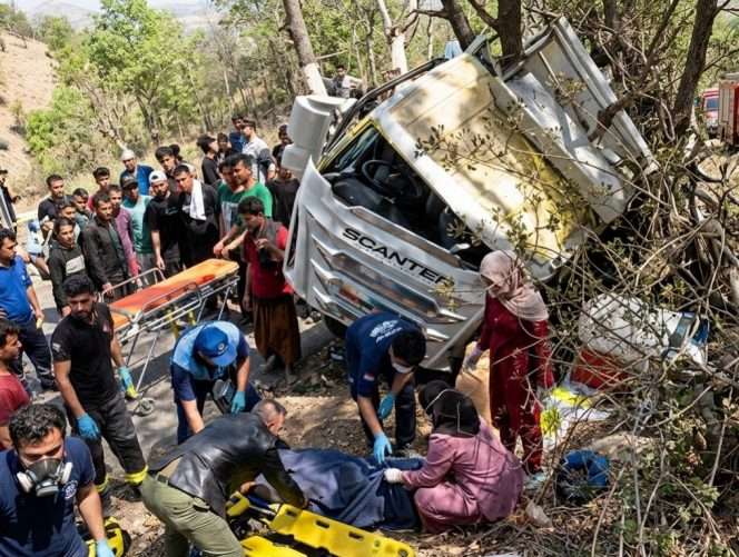 
 Proses evakuasi korban kecelakaan truk sound horeg terguling di Sumbermanjing Wetan. (ist)