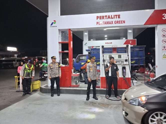 
 Kapolres Malang AKBP Rulian Syauri turun langsung mengecek kondisi SPBU, memastikan distribusi BBM berjalan lancar. (Humas Polres Malang)