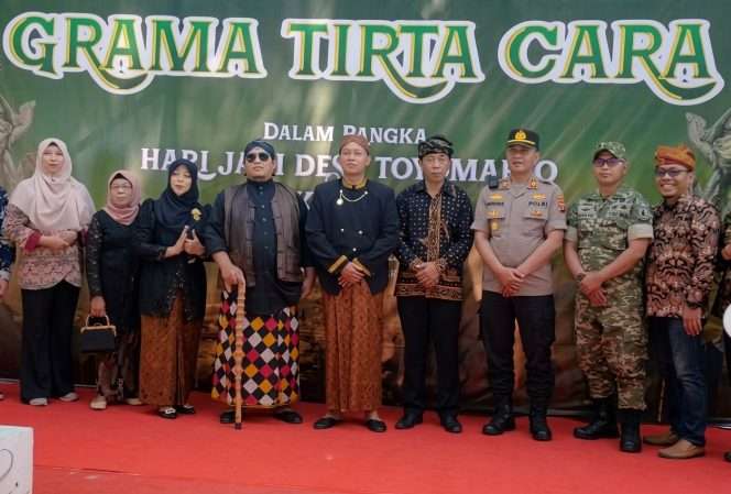 
 Berfoto bersama di Peringatan Tradisi Grama Tirta Cara Hari Jadi Desa Toyomarto Singosari ke-1121, jadi wujud komitmen menjaga alam dan gairahkan UMKM lokal. (IG Polsek Singosari)