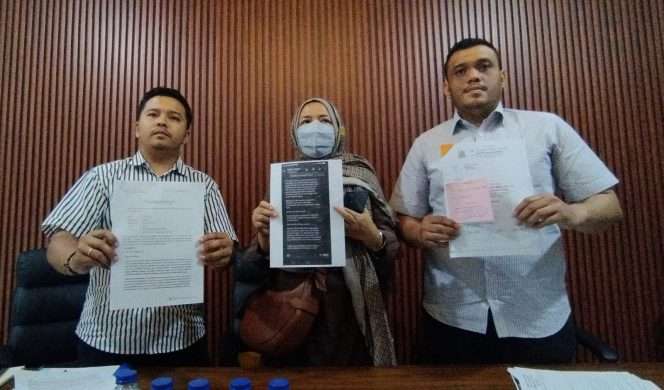
 LAPOR: RM didampingi kedua kuasa hukumnya, VLF. Bili, SH, MH dan Rifqi Wibowo, SH menunjukkan pengaduan ke Polresta Malang Kota. (ist)