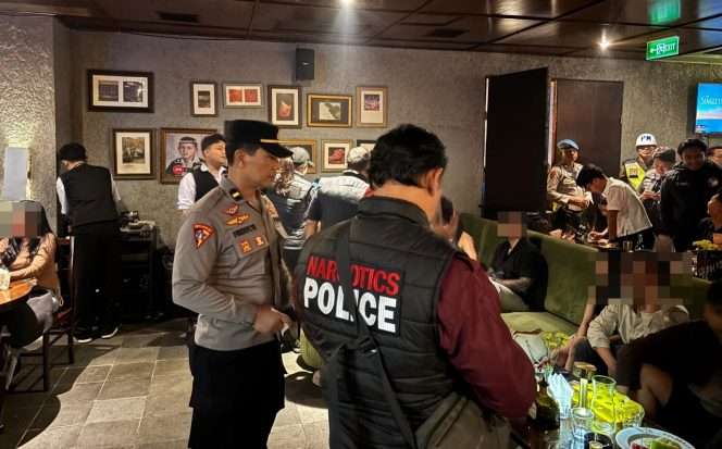 
 Personel gabungan melaksanakan KRYD dengan melakukan tes urine terhadap pengunjung di salah satu tempat hiburan malam. (ist)
