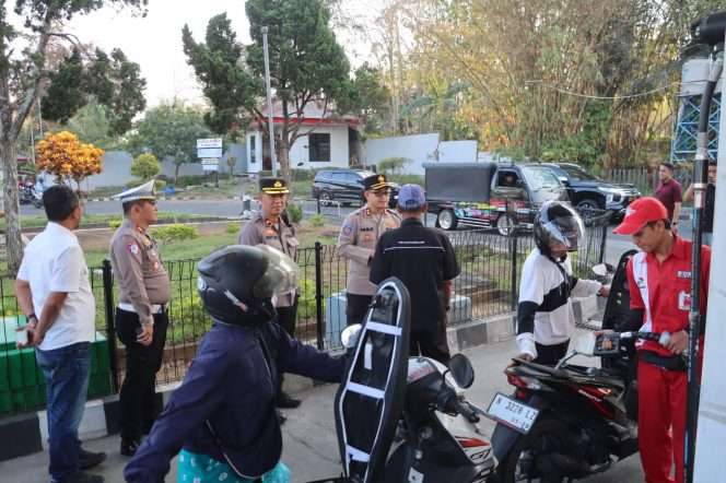 
 Kapolres Batu, AKBP Panji Gedhe Prabawa, S.H., S.I.K., M.A.P., bersama Kasatlantas  Polres Batu, AKP Matheus Jaka Iswantara, S.H., M.H monitoring ketersediaan stok BBM, mengantisipasi potensi panic buying. (Yan)