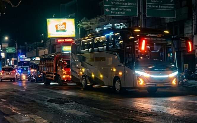 
 Antrean bus, truk dan kendaraan roda empat di SPBU Bedali Lawang, Senin (19/10/2026) malam. (ist)