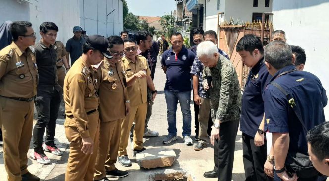 
 Setda Kota Malang Dandung  Julhardjanto, Kabid Cipta Karya DPUPRPKP Ade Herawanto, Prof. Bisri, Manajer Hand Rolled PT HM Sampoerna Tbk Arinto Brata, dan Camat Blimbing meninjau langsung sumur injeksi program CSR PT HM Sampoerna. (Rohim Alfarizi)