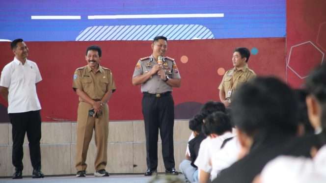 
 Kapolresta Malang Kota Kombes Pol Danang memberikan wawasan kebangsaan kepada siswa SMKN 4 Malang. (ist)