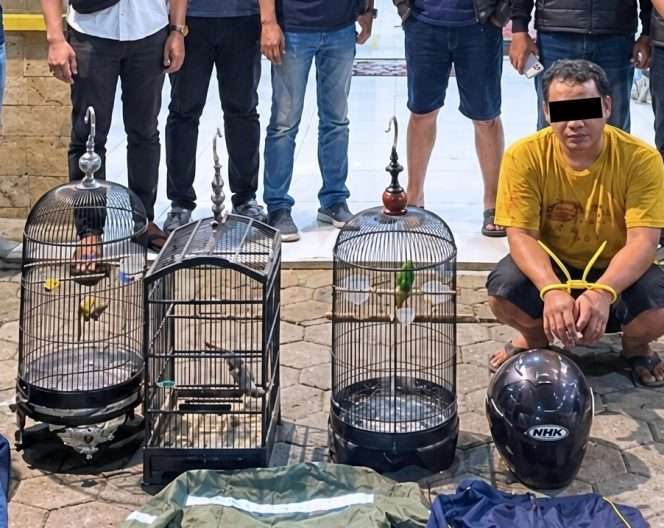 
 Terduga pelaku diamankan beserta barang bukti. (IG reskrimkab.malang)