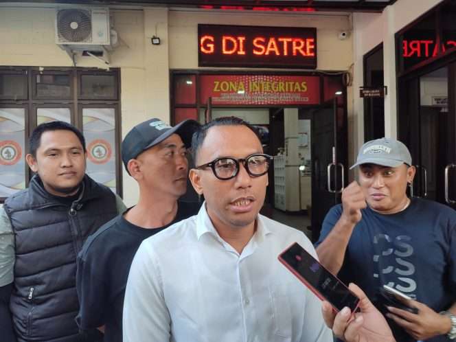 
 Anggota DPRD Kabupaten Malang, Zulham Akhmad Mubarok memberikan keterangan kepada wartawan usai mediasi di Polres Malang. (ist)