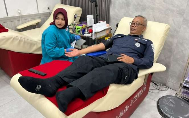 
 Salah satu peserta dalam kegiatan donor darah jelang peringatan Hari Jadi ke-75 Humas Polri, Polres Malang diikuti 50 peserta. (Humas Polres Malang)