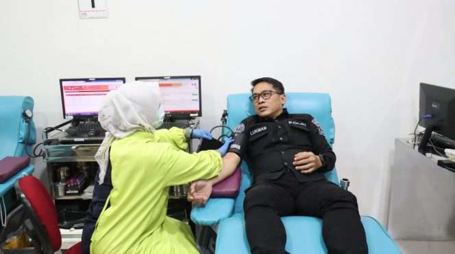
 Kasi Humas Polresta Malang Kota, Ipda Lukman, turut mengikuti kegiatan donor darah dalam rangka HUT ke-75 Humas Polri di Markas PMI Kota Malang. (ist)