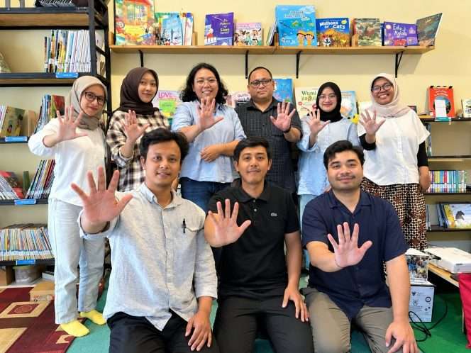 
 Tim Pengmas Departemen Sosiologi FISIP Universitas Brawijaya, Ruang Belajar Aqil (RBA), serta pengelola Sekolah Alam Sobyor berfoto bersama usai berdiskusi mengenai penguatan tata kelola lembaga di Malang. (Genta for Bacamalang)