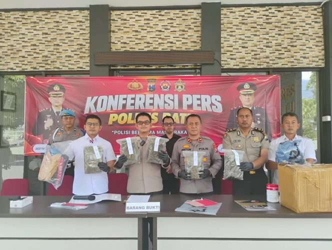 
 Kapolres Batu, AKBP Panji Gedhe Prabawa, didampingi Wakapolres, Kompol Anton Widodo, Kasatresnarkoba, Iptu Bobby Abadi Rustam dan Ps. Kasi Humas, Iptu M. Huda Rohman, menunjukkan barang bukti ganja saat konferensi pers. (Yan)