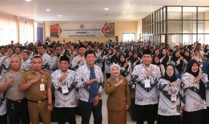 
 Berfoto bersama dalam kegiatan Workshop Peningkatan Mutu Pendidik dan Tenaga Kependidikan yang diselenggarakan PGRI Kabupaten Malang di Gedung PGRI, Pakisaji. (Humas Pemkab Malang)