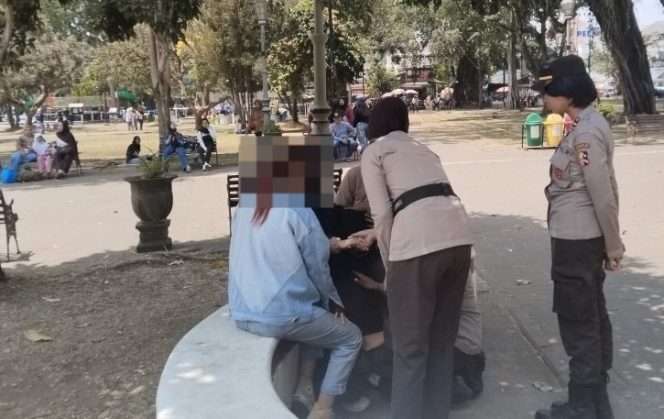 
 Tiga Taruni Latja Akpol membantu menenangkan korban. (ist)