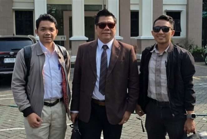 
 Tim Penasihat Hukum Muzzamil, Dr. Solehoddin, S.H., M.H  (tengah) menilai sidang kasus penempatan pekerja migran nonprosedural, dan minta klien dibatalkan dari tuntutan hukum dan bebas murni. (Dr. Solehoddin, S.H., M.H, for bacamalang)