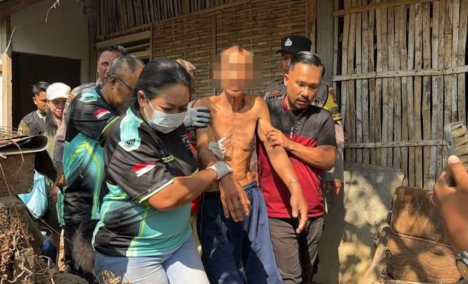 
 Proses evakuasi seorang warga Dusun Jatirejo, Desa Karangrejo, Kecamatan Kromengan, Supriadi (60) untuk mendapatkan perawatan intensif. (Andika for bacamalang)