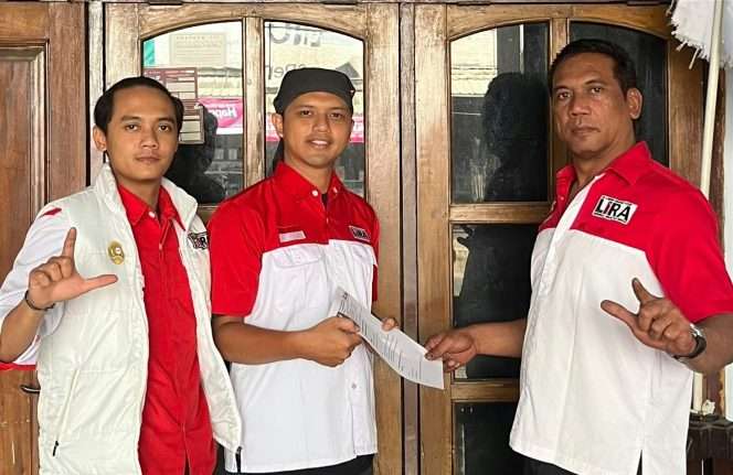 
 Walikota LSM LIRA Kota Batu, didampingi Sekda, saat tengah menyerahkan surat Mlmandat Plt. Camat LSM LIRA Kecamatan Batu. (Yan)