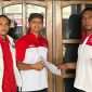 Walikota LSM LIRA Kota Batu, didampingi Sekda, saat tengah menyerahkan surat Mlmandat Plt. Camat LSM LIRA Kecamatan Batu. (Yan)