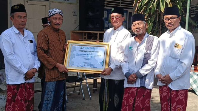
 Gus Thoriq (baju cokelat) menerima piagam penghargaan usai peringatan Hari Santri Nasional di Kecamatan Pagelaran. (ist)