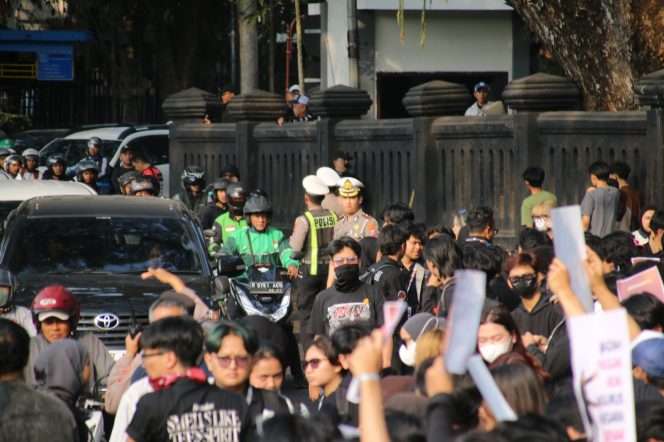 
 Suasana peserta aksi di depan Gedung DPRD Kota Malang, sementara petugas mengatur arus lalu lintas di sekitar lokasi. (ist)