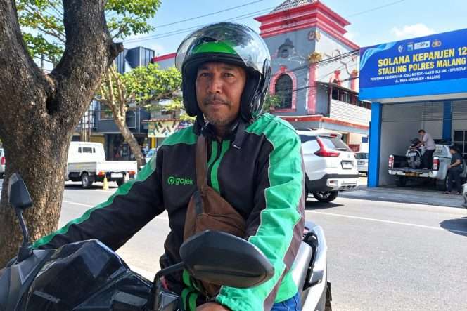 
 Lambang (51), pengemudi ojol asal Kepanjen mengeluhkan kelangkaan Pertalite selain penghasilan anjlok ia harus antre di SPBU berjam-jam. (ist)
