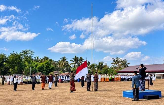 
 Suasana khidmat dan sakral mewarnai upacara HSN 2026 di Kecamatan Wonosari, Kabupaten Malang, menjadi simbol persatuan, di mana pengibar bendera non-muslim serta pembacaan doa menggunakan bahasa Jawa. (ist)