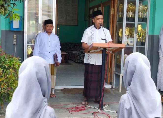 
 Kepala MI Mambaul Huda Moch. Choiril M. S.Pd, menjadi inspektur upacara dalam Upacara Hari Santri Nasional (HSN) 2026 yang digelar Yayasan Mambaul Huda di halaman MI dan MTs Mambaul Huda, Ngajum, Kabupaten Malang, Kamis (22/10/2026). (Dok Yayasan Mambaul Huda)