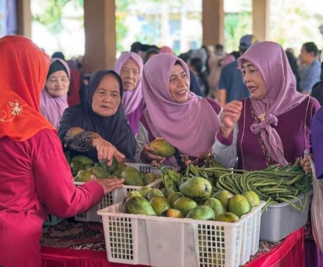 
 Ibu-ibu antusias berbelanja kebutuhan pokok sehari-hari harga terjangkau, dalam kegiatan Gerakan Pangan Murah di Pakisaji. (IG Pakisaji)