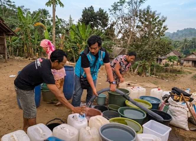 
 Komunitas Lawang Netizen menunjukkan kepedulian terhadap warga terdampak Karhutla Gunung Arjuno berupa bantuan air untuk warga yang mengalami kerusakan jaringan pipa air bersih, di Dusun Tambakwatu dan Gunung Malang, Pasuruan. (IG Lawang Netizen)